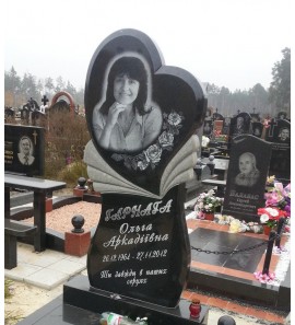 Памятник из гранита в форме сердца