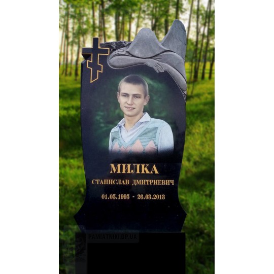 Памятник из гранита со скорбящей матерью