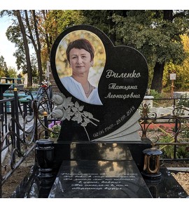 Памятник в форме Сердца с резными розами на могилу